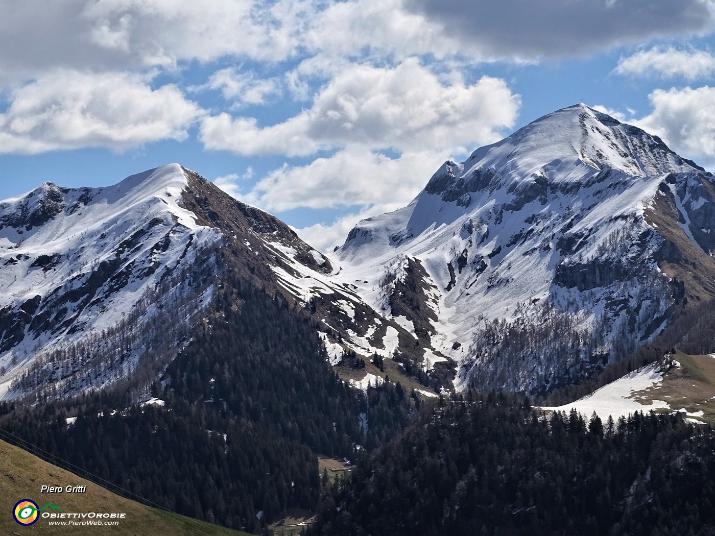 32 Altro zoom verso Monte  Cavallo (2322 m) e Cima dei Siltri (2175 m) ancora ben innevati sui versanti nord.JPG